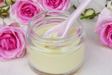 Creme mit Rosen