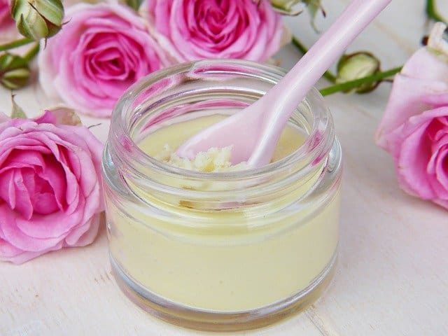 Creme mit Rosen