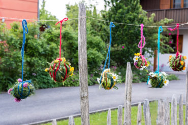 Fröhliche Grasbälle Selber machen