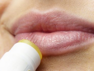 Lippenpflege mit Rescue-Tropfen