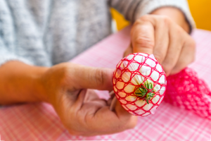 Bunte Eier mit naturfarben