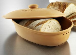 Im Römertopf bleibt Brot lange frisch